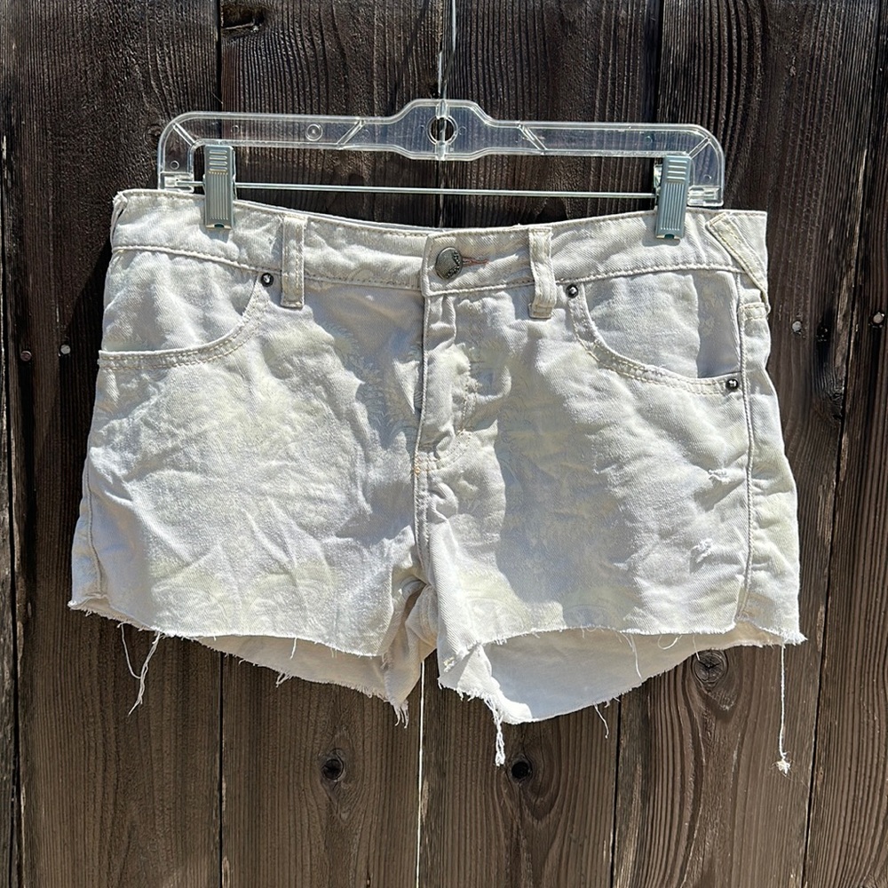 Free people light lavender/gray denim cutoff shorts with white floral print (28)